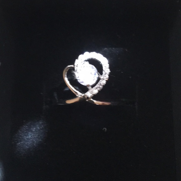 Sterling silver heart-shaped ring w/ dazzling CZ’s - Picture 2 of 4